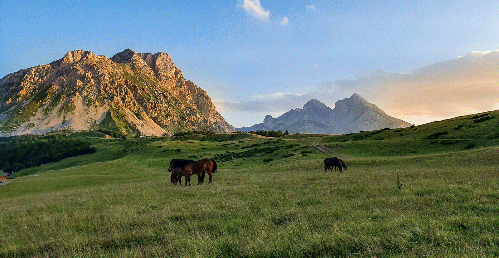 A image that shows a mountain range 